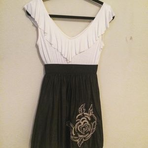Boutique Dress- Juniors L- embroidered